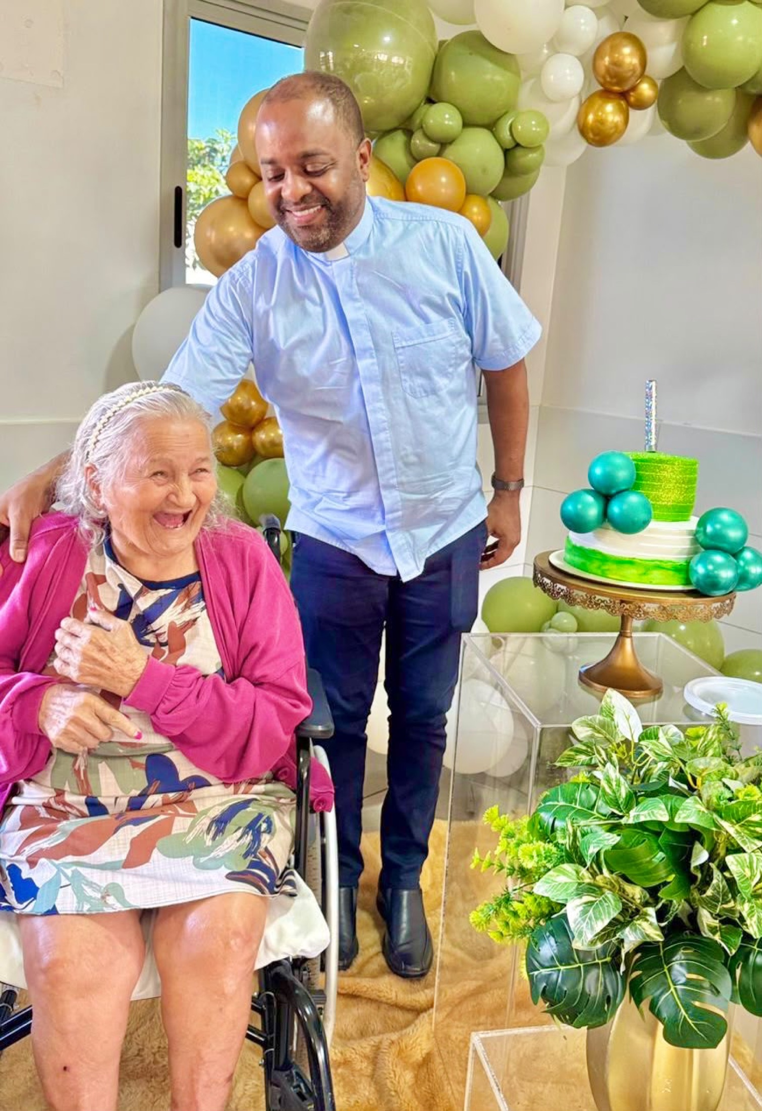 Padre do Recanto Dom Orione abraçando uma residente sorridente